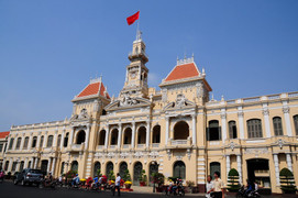 Cận cảnh tòa nhà có bậc tam cấp không thể phá ở TP.HCM