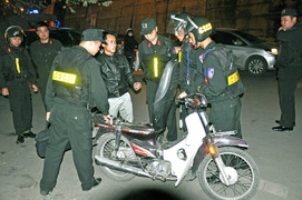 Chạy chốt 141, hai nam thanh niên tông cảnh sát cơ động bất tỉnh