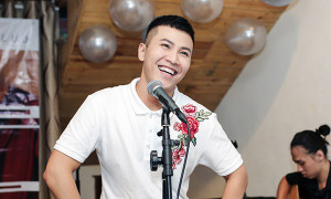 Mai Tiến Dũng cười tít mắt trong buổi họp fan đầu tiên