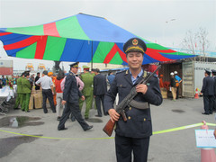 Video, ảnh: Hải quan Hải Phòng trang bị súng AK canh gác kiểm đếm 2 container tiền chất ma túy cực độc