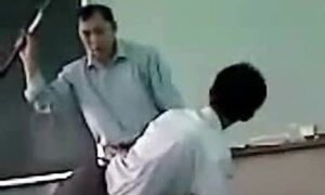 Chào thầy bằng tiếng Anh, nam sinh Cà Mau bị ăn đánh