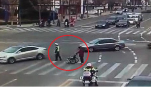 Cảnh sát giao thông điều tiết xe, giúp cụ già qua đường gây 'bão' mạng