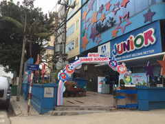 Hàng loạt nhà trăm tỷ đồng 'ăn' hết vỉa hè phố Liễu Giai