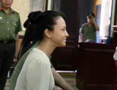 Lý do hoa hậu Phương Nga nhờ mang lời bài hát 'Cành hoa trắng' vào trại giam