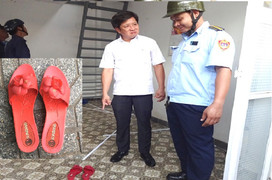 Ông Đoàn Ngọc Hải: 'Sao giữa trụ sở khu phố lại có đôi dép của gái trẻ thế này?'