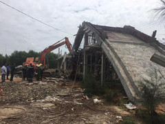 Sập giàn giáo ở Vũng Tàu, 4 công nhân bị vùi trong đống đổ nát