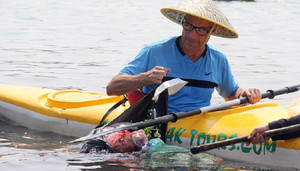 Ảnh: Khách Tây chi 10 USD để được chèo thuyền vớt rác trên sông Hoài