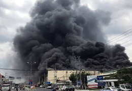 Cháy lớn trong khu công nghiệp ở Cần Thơ: Nhiều chiến sĩ cứu hỏa bị thương