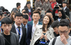 Lâm Tâm Như và Tô Hữu Bằng bị bủa vây khi đi sự kiện chung