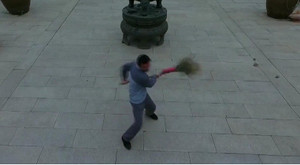 Mãn nhãn xem người quét chùa Thiếu Lâm múa chổi như cao thủ võ thuật