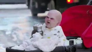 'Em bé quỷ' khiến người đi đường kinh hồn bạt vía ở Mỹ