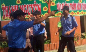 Nhóm người xông vào trường mần non chĩa súng, còng tay nữ giám đốc