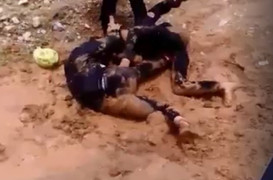 Nữ sinh đánh nhau dã man trên vũng bùn ở Quảng Nam