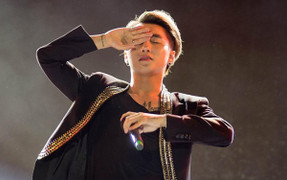 Video: Sơn Tùng ngừng hát, ra về vì sân khấu hỗn loạn ở Hưng Yên