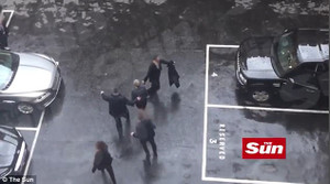 Video: Thủ tướng Anh hoảng loạn, chạy nhầm đường khi thoát thân khỏi vụ khủng bố