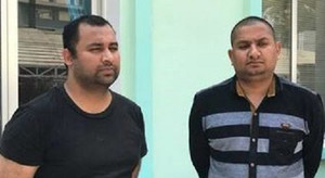 2 người ngoại quốc chích roi điện, cướp xe ôm giữa phố Sài Gòn