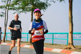 Bà mẹ một con quyết chinh phục đường chạy 42km