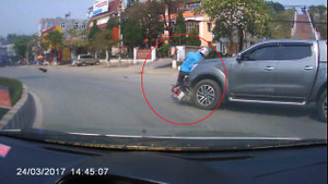 Clip: Xe biển đỏ phóng nhanh, tông văng rồi kéo lê xe máy ở vòng xuyến