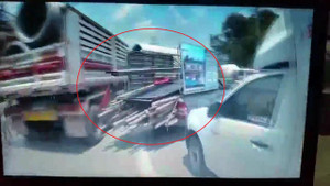 'Hung thần' chở vật liệu luồn lách vun vút trên phố đông và cái kết 'đắng'