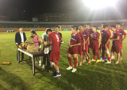 Nhếch nhác cảnh U20 Việt Nam nhận tài trợ sâm sau buổi tập mệt nhoài