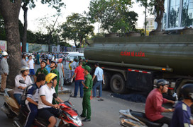 Xe biển đỏ cán chết người giữa trung tâm Sài Gòn