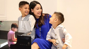 Hai con trai Hoa hậu Hà Kiều Anh trổ tài đánh piano