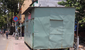 TP.HCM dẹp 'cướp' vỉa hè: Chốt dân phòng vẫn chình ình, thách thức