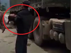 Bé trai 3 tuổi bị xe tải cán tử vong khi chạy xuống lòng đường