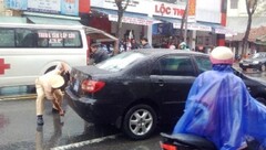 Va chạm với xe biển xanh, người phụ nữ nguy kịch