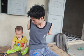 Xót xa cảnh vợ bỏ đi, chồng cụt tay dùng chân đỡ con thơ khỏi ngã