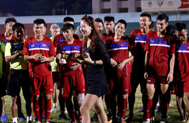 Nhếch nhác cảnh trao hồng sâm cho U20 Việt Nam: Nhà tài trợ bất ngờ vì được lên báo