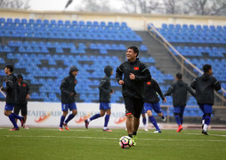 Tuyển Việt Nam tập luyện giữa trời mưa lạnh thấu xương