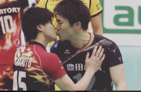 2 hot boy bóng chuyền Nhật Bản công khai hôn nhau giữa nhà thi đấu