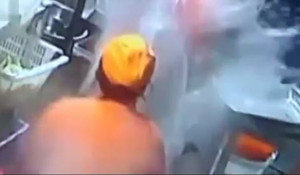 Bị đụng chạm, nhân viên nhà hàng dội nước sôi vào nữ đồng nghiệp