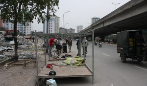 Cán bộ phường ở Hà Nội bị đâm vào mặt khi đi dẹp vỉa hè