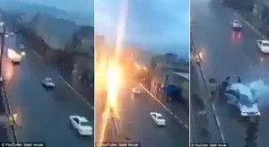 Đang lưu thông, ô tô bị sét đánh tóe lửa