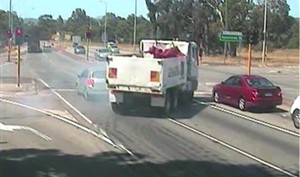 Vượt đèn vàng, xe tải 'drift' ngoạn mục tránh ôtô con