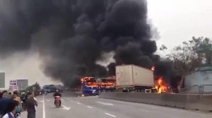 Clip: Xe khách giường nằm và container cháy ngùn ngụt sau va chạm