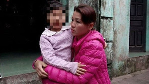 Trèo tường giải cứu bé gái 4 tuổi bị cô giáo nhốt trong nhà vệ sinh