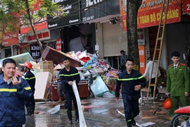 Cửa hàng chăn ga gối bốc cháy dữ dội giữa Hà Nội