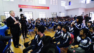 Học sinh trường chuyên Hùng Vương hào hứng trò chuyện với Đại sứ Mỹ Ted Osius