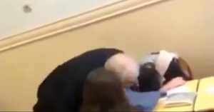 Ngủ gật trong giờ học, nữ sinh bị thầy giáo 'cắn'