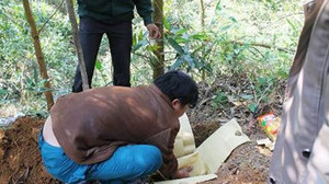 Bé gái 6 giờ tuổi bị chôn sống gây phẫn nộ