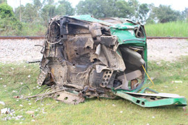 Bị tàu hỏa kéo lê hơn 100m, xe tải đứt đôi lăn lông lốc