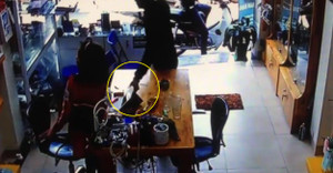 Cướp xông vào cửa hàng giật iPad trong 'nửa nốt nhạc'