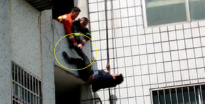 Lính cứu hỏa 'nhanh như cắt' kéo được người lao khỏi ban công tầng 5 tự tử