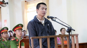 Nghe tòa tuyên tử hình, kẻ giết 3 người chôn xác vụng về lau nước mắt