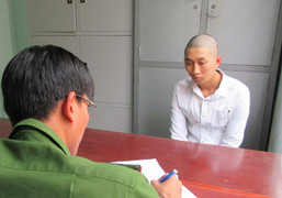 Thấy bé gái đang ngồi bô, khách mua thuốc lá giở trò dâm ô