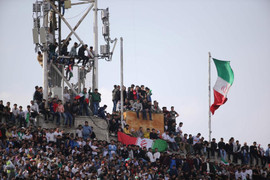 100.000 cổ động viên chen chân xem trận Iran đánh bại Trung Quốc