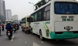 Xe đưa tang gây tai nạn liên hoàn trên phố Hà Nội